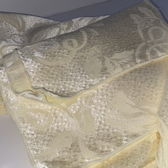 Beautiful damask vintage rectangular tablecloth. This tablecloth is as new. - Picture 3 of 4